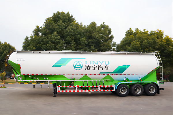 粉粒物料運(yùn)輸車的特點(diǎn)詳解！