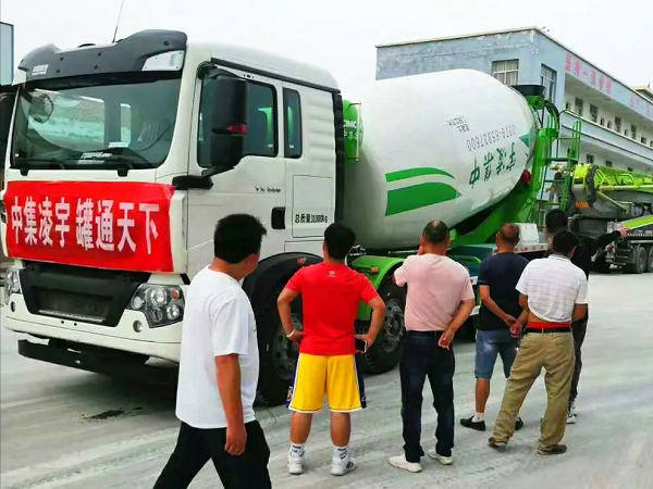 開攤啦！凌宇攪拌車“擺攤兒”湖北，客戶當(dāng)場下單！